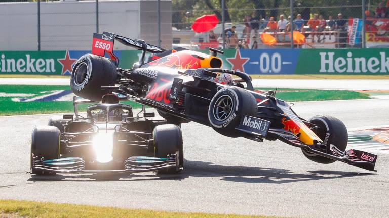 LÍO Imagen del espectacular accidente entre Max Verstappen y Lewis Hamilton. Foto: Efe