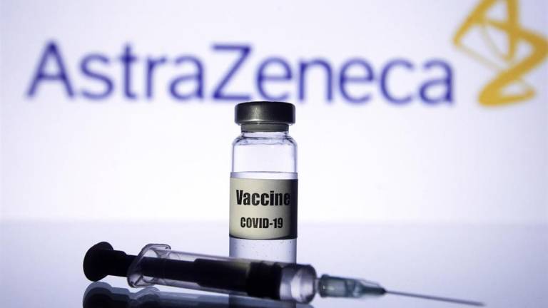 En la foto de archivo, vial y jeringuilla delante del logotipo de la farmacéutica AstraZeneca. PAVLO GONCHAR/SOPA IMAGES VIA ZU / DPA