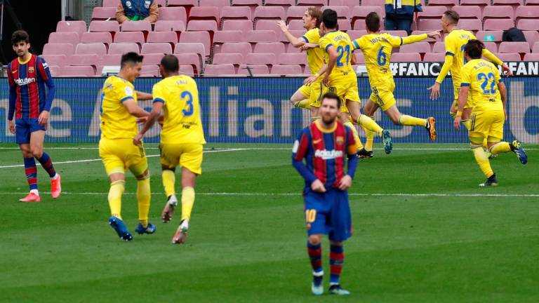 CONTRASTE Messi, con gesto de decepción mientras los jugadores del Cádiz celebran el empate. Foto: Toni Albir