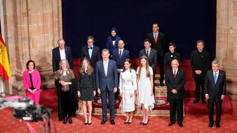 Los reyes Felipe y Letizia, acompañados de la princesa Leonor y la infanta Sofía, posan con los galardonados con los Premios Princesa de Asturia, antes de la entrega este viernes de los Premios en Oviedo. EFE/J.L.Cereijido