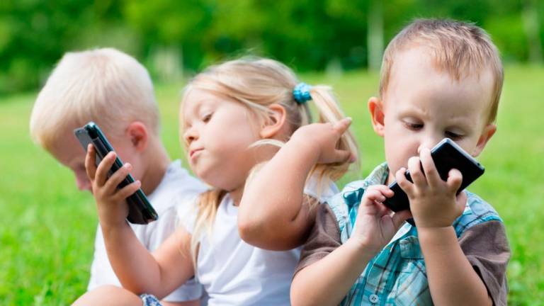 La exposición a la pantalla del móvil para niños de 0 a 3 años o incluso de 3 a 6 es altamente poco recomendable. Foto: PH