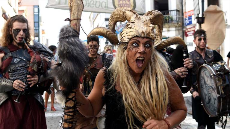 Desfile de criaturas mitológicas en una anterior edición de la Feira do Románico que acoge Negreira. Foto: Puri Sangiao