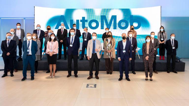 Imagen de grupo de las autoridades que se acercaron a la versión presencial del AutoMob Summit de Asime, limitado a 30 participantes. Foto: Asime