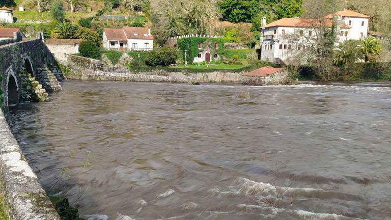 Estado del río Tambre ayer en A Ponte Maceira. Foto: CG