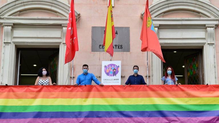 El juez Yusty rechaza retirar la pancarta del Orgullo en Alcalá porque no es una bandera y promueve la igualdad