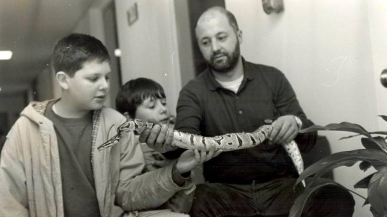 Pitón Fotografía tomada en 1994 tras la captura de la peligrosa serpiente en el Hotel México del ensanche compostelano Foto: Fernando Blanco
