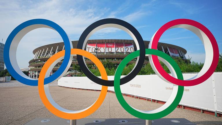 Los <b>Anillos Olímpicos</b> frente al estadio en los Juegos Olímpicos de Tokio 2020. (Fotografía, Europa Press)