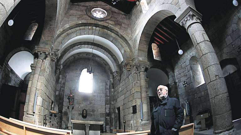 MONSEÑOR salvador DOMATO muestra la iglesia de la Corticela tras la reforma. Fotos: Fernando Blanco