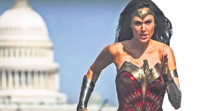 Así luce Gal Gadot como Wonder Woman en la secuela de la Mujer Maravilla, aventura que reincide en lugares comunes del cine de superhéroes.