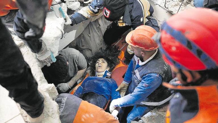 Una joven es rescatada en medio de los escombros en Hatay (Turquía). Foto: Bulent Kilic 