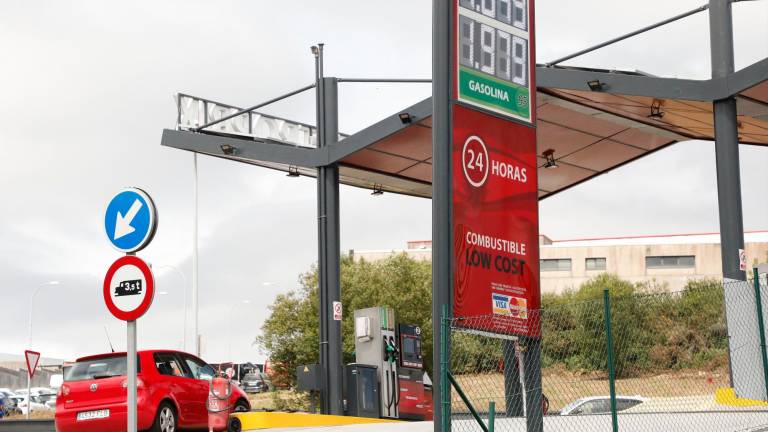 LOCURA. Incluso las gasolineras low cost sitúan los precios a las puertas de los dos euros. Foto: Antonio Hernández