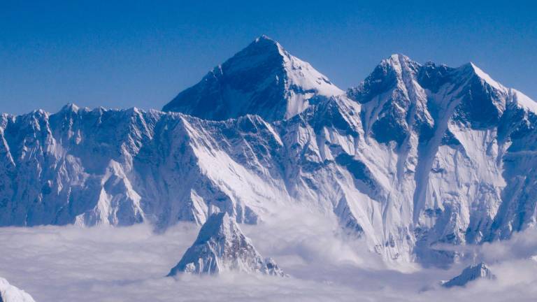 cima. El monte Everest visto desde un avión sobre Nepal. Foto: Efe