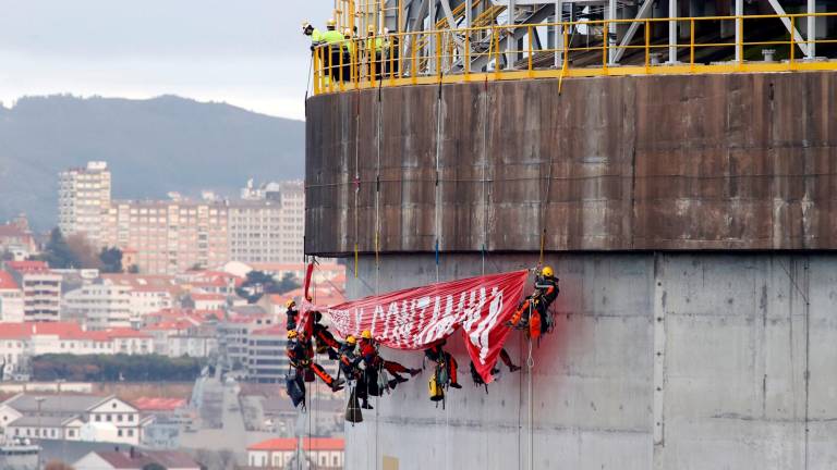 activismo. Los ecologistas de Greenpeace a treinta metros de altura mientras colgaban la pancarta en la planta. Foto: Efe