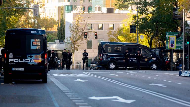 Agentes de Policía en la Embajada de EEUU en Madrid donde se ha recibido un paquete bomba, a 1 de diciembre de 2022, en Madrid (España). - Eduardo Parra - Europa Press - Archivo
