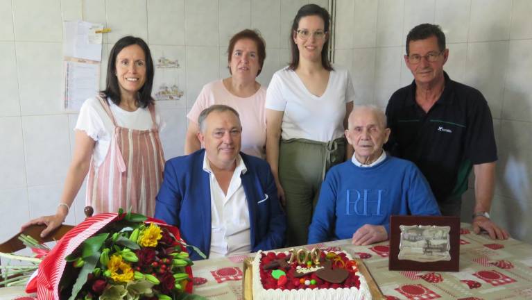 José Cabeza, acompañado polo alcalde, a concelleira Patricia Bello, á esquerda, e os seus familiares. Foto: C. Laracha