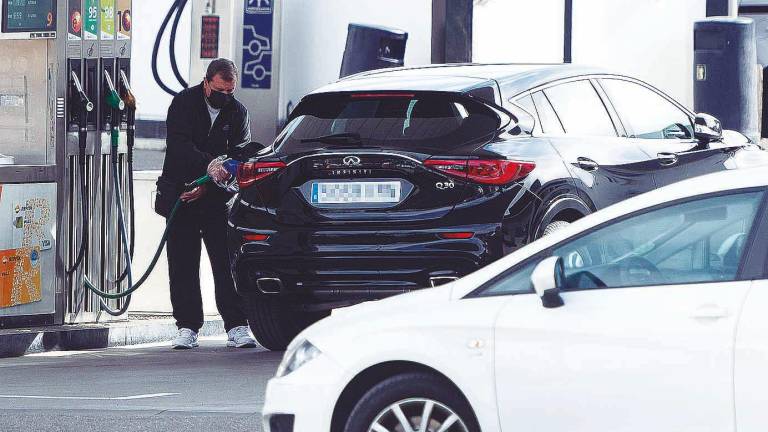 gasolinera. Una persona repostando combustible en Madrid el pasado 24 de febrero. Foto: Alberto Ortega / E.P.