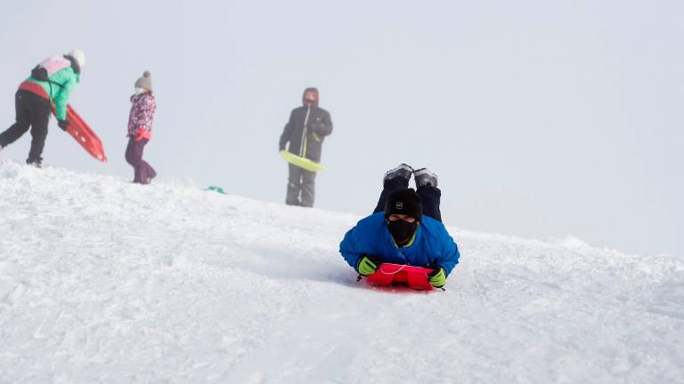 Blanca Navidad. Varias personas juegan con la nieve en la montaña lucense, en Pedrafita. Fotos: Efe/E. Trigo