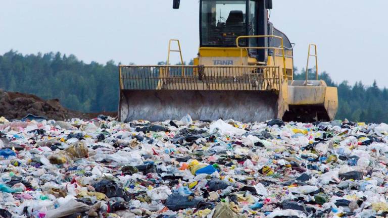 Retirada de toneladas de plásticos de un vertedero para su reutilización . Foto: Europa Press