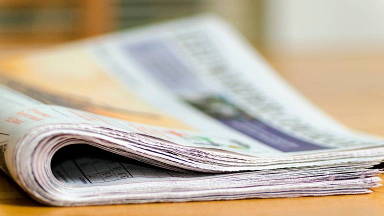 PERIODISMO. Plano con varios periódicos doblados sobre una mesa. Foto: Pixabay