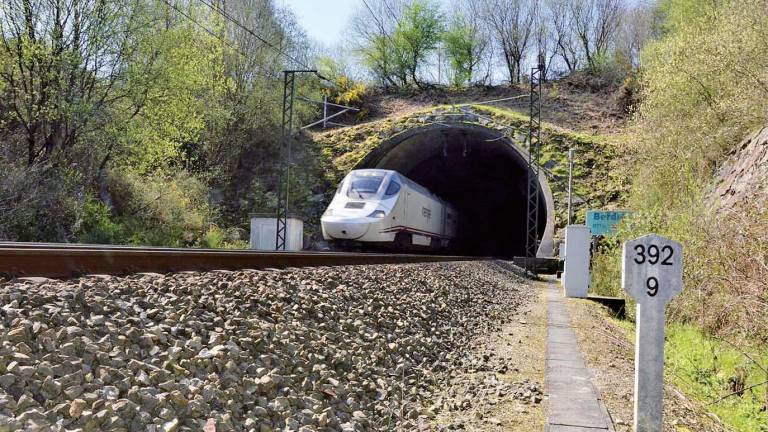 Ferrocarril circulando sobre las vías tras salir de un túnel localizado en Galicia. Foto: Gallego
