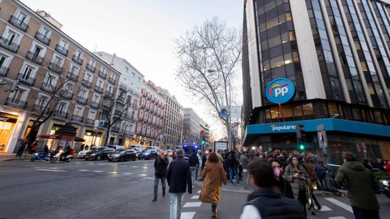 calle génova. La sede del PP, en el centro de Madrid, acogió la reunión de Casado con los barones. Foto: Efe