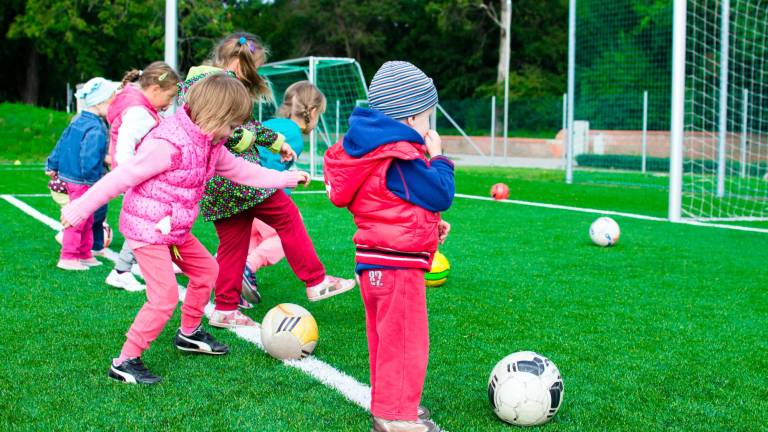 Un grupo de nenos xogando ao fútbol. Foto: Pexels
