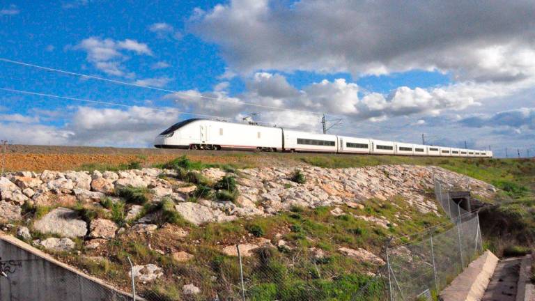 José Miñones rechaza hablar de plazos sobre los trenes Avril: “Ahora no es momento de correr”
