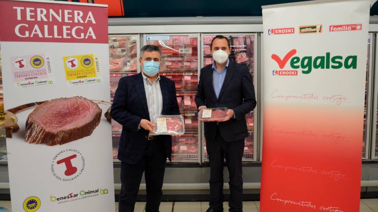 El presidente del Consejo Regulador de las IGP de Carne de Vacuno de Galicia, Jesús González, izquierda, y el director de compras de Vegalsa-Eroski, Jorge Eiroa. Foto: G.E.