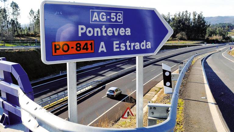 Señal de acceso a la variante entre la capital gallega, Santiago, y A Estrada, que recibirá un impulso de 5 millones de euros en 2023. Foto: Sangiao