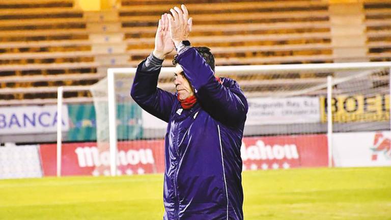 APLAUSO de Fabiano Soares, entrenador del Compostela, dedicado a la afición. Foto: G.