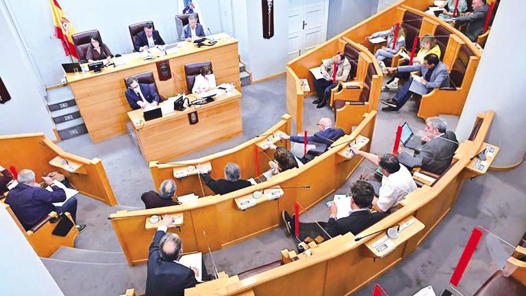 Un momento del pleno de la Corporación provincial de A Coruña en la que se aprobó por unanimidad el Plan Único para el presente año. Foto: DAC 