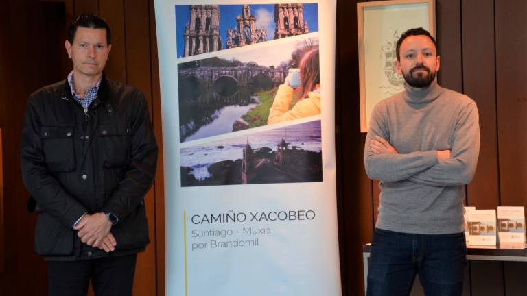 Enrique Iglesias, da Fundación Brandomil, á esquerda, e Manuel Rial, director do documental, na presentación. Foto: F. B.