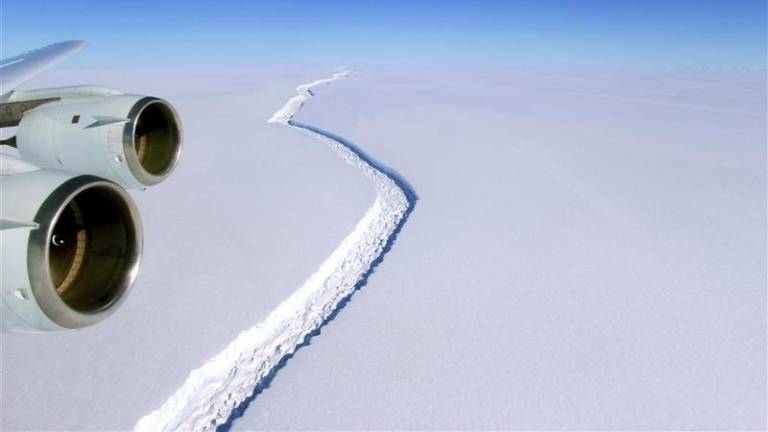 Vista aérea de la grieta en la barrera de hielo Larsen, una extensa plataforma de hielo localizada a lo largo de la costa oriental de la península Antártica, en la parte noroeste del mar de Weddell. (Fuente, nationalgeographic.com) 