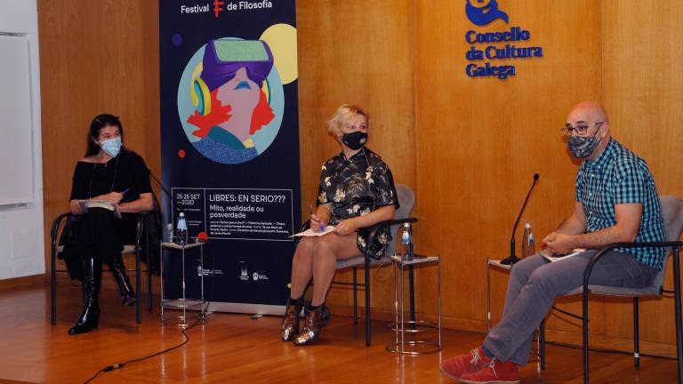 FESTIVAL DE FILOSOFÍA. Valerie Tasso, pola esquerda, Inma López Silva e Francisco Castro no debate. Foto: CCG