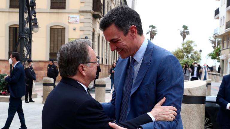 El presidente del Gobierno, Pedro Sánchez, es recibido en Ceuta por el presidente de la Ciudad autónoma, Juan Jesús Vivas. 23 marzo 2022. // FERNANDO.CALVO