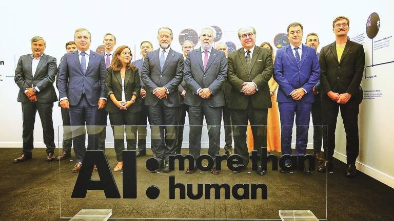 Asistentes a la inauguración de la exposición ‘AI: More than Human’, ayer, en la Sede Afundación de A Coruña. Foto: A. C.
