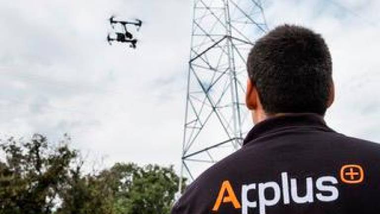 Empleado de Applus pilotando un dron