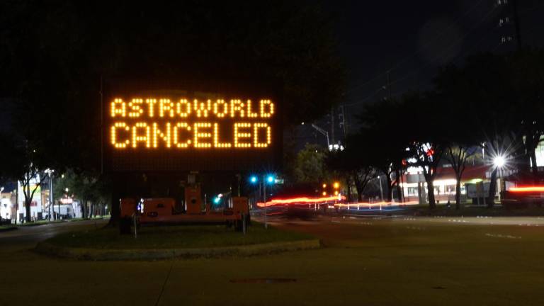 Houston (USA), 06/11/2021.- Vista de la entrada al lugar donde se celebraba en Houston el Astroworld Festival, cancelado tras el suceso en el que fallecieron 8 personas. EFE/EPA/KEN MURRAY