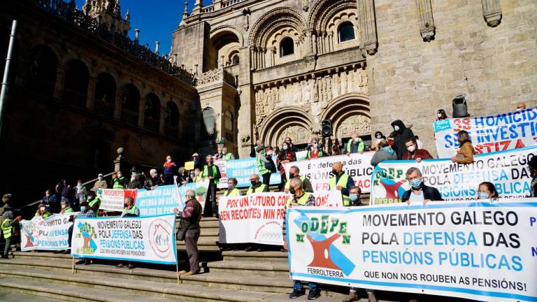 Manifestación en defensa de las pensiones y de los servicios públicos, el pasado 13 de noviembre en Praza das Praterías, Santiago. Foto: Fernando Blanco.