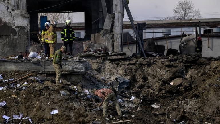 18 de abril de 2022, Ucrania, Lviv: Los bomberos revisan un edificio destruido que ha sido blanco de un ataque con misiles rusos tras el hundimiento del crucero de la Armada rusa Moskva en el Mar Negro. Foto: Valeria Ferraro/ZUMA Press Wire/dpa 18/04/2022