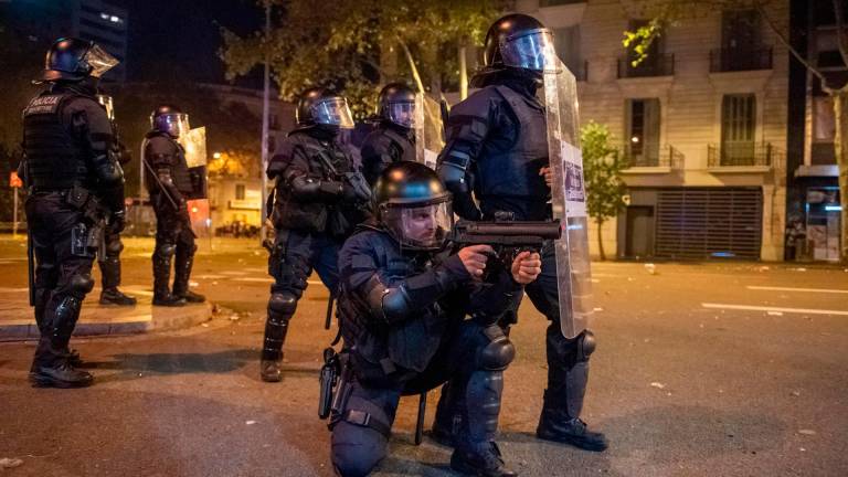 Mossos d Esquadra con pistolas de pelotas de goma durante la sexta jornada de protestas en Barcelona contra la sentencia del Supremo por el ‘procés’. FOTO: Germán Lama