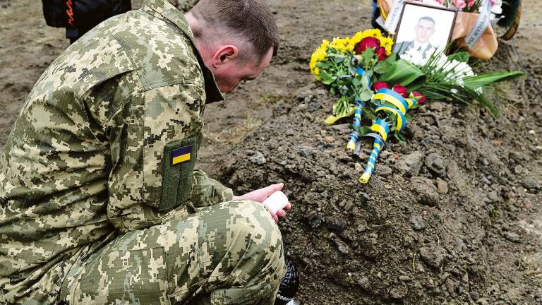 el duelo. Un soldado ucraniano se despide de su compañero, caído en combate (Lviv). Foto: Valeria Ferraro 