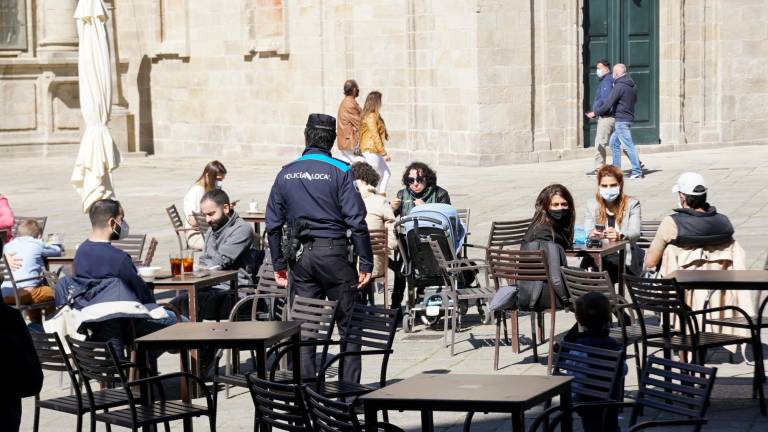 restricciones. Terrazas con clientes tomando algo en la ciudad de Santiago, el pasado fin de semana, mientras la Policía Local realizaba controles para detectar incumplimientos de las medidas anti-COVID. Foto: Fernando Blanco