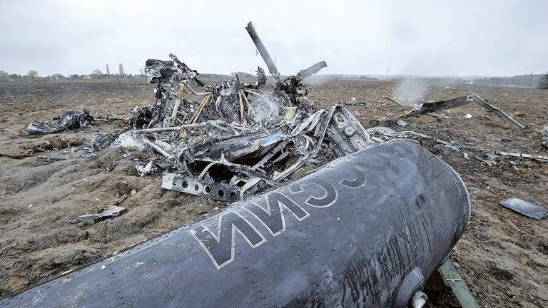 Helicóptero militar de Rusia destruido en un campo cercano a una aldea ucraniana. Foto: Sergei Chuzavkov 