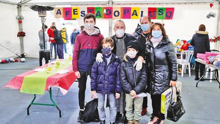 solidaridad. Chus Iglesias (centro) durante una de las jornadas de la Asociación Paluso, que ella fundó. Foto: ECG