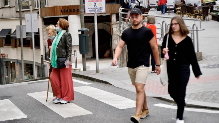 libertad. La gente da sus primeros pasos sin mascarilla, tras 401 días, en Santiago de Compostela. Foto: Fernando Blanco