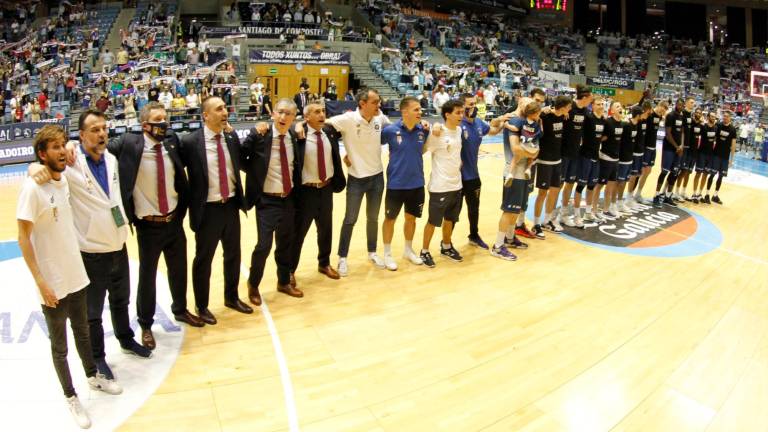 Tras el partido, la plantilla y el staff técnico celebraron con el público la permanencia en la Liga ACB. Foto: Fernando Blanco 