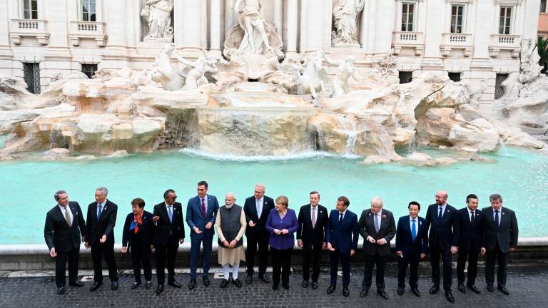 Algunos de los líderes mundiales participantes en la cumbre del G20, este domingo ante la romana Fontana de Trevi. Foto: Borja Puig de la Bellacasa/E.P.