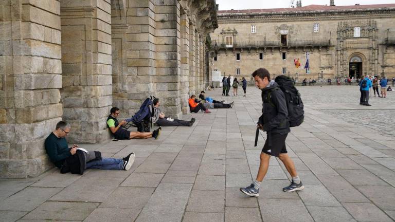 Turistas y peregrinos en la plaza del Obradoiro de Santiago de Compostela. Foto: ECG