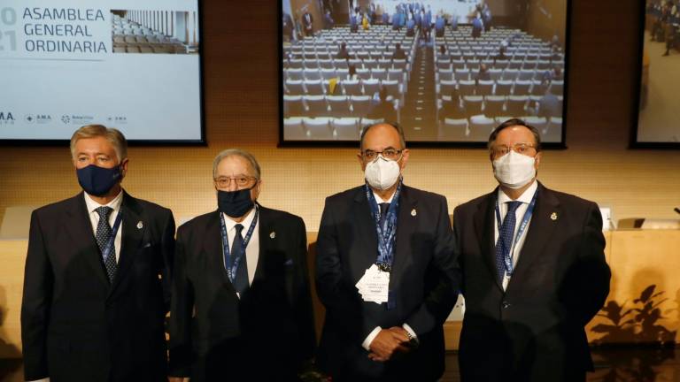 Los doctores Diego Murillo y Luis Campos, segundo y tercero por la izquierda, tras la asamblea general. Foto: AMA